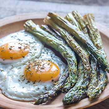 Egg and Asparagus offering Keto diet benefits